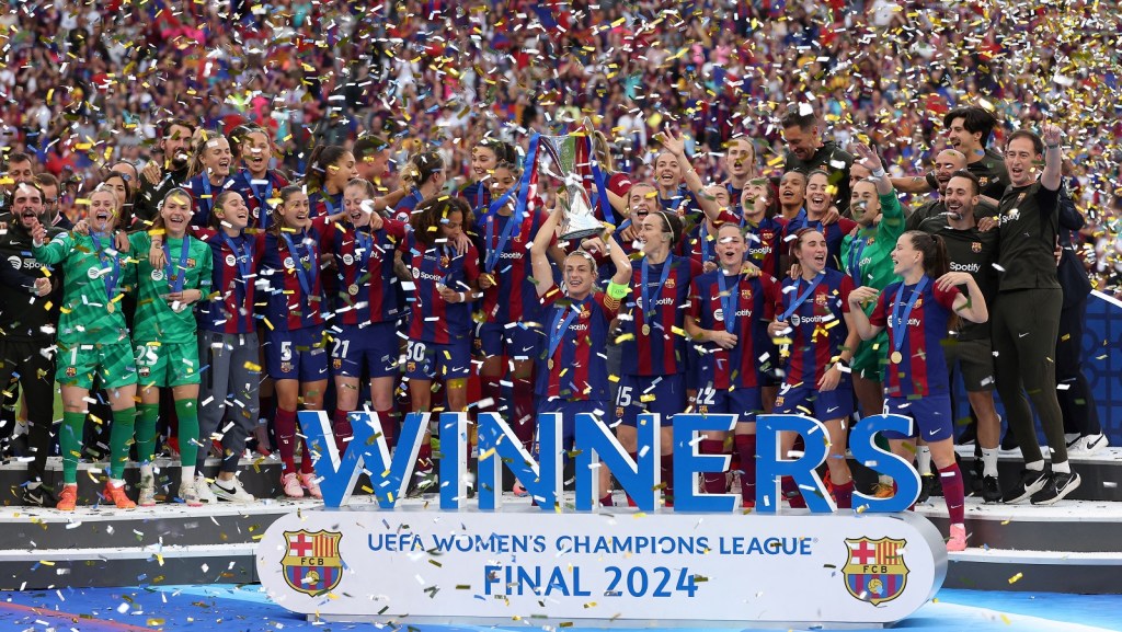 Las jugadoras de Barcelona levantan el trofeo tras ganar la final de la Liga de Campeones (Photo by PIERRE-PHILIPPE MARCOU/AFP via Getty Images)