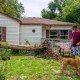 Chris Mayfield habla sobre los daños en su patio delantero luego de un tornado el 23 de mayo de 2024 en Temple, Texas. (Foto: Brandon Bell/Getty Images).