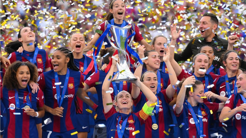 Alexia Putellas de FC Barcelona celebra con el trofeo (David Ramos/Getty Images)