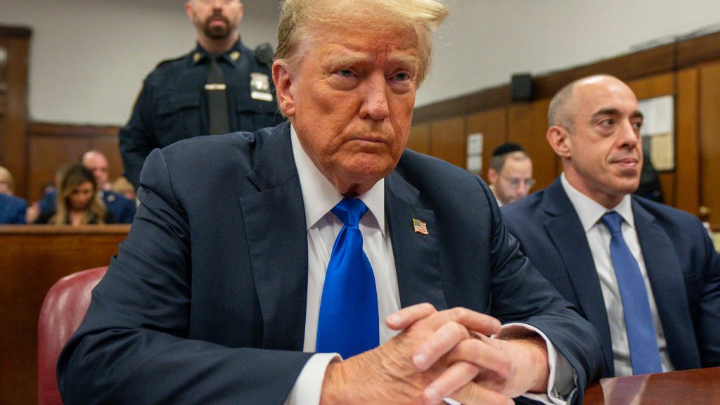 El expresidente Donald Trump comparece ante el tribunal para su juicio de pago por silencio en el Tribunal Penal de Manhattan el 30 de mayo de 2024 en la ciudad de Nueva York. (Foto: Steven Hirsch-Pool/Getty Images).