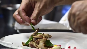 Cocina del restaurante Pujol del chef mexicano Enrique Olvera, en la Ciudad de México, el 18 de agosto de 2015. (Foto: RONALDO SCHEMIDT/AFP vía Getty Images).