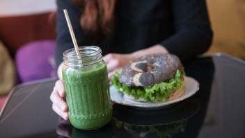 Un bagel vegano y un batido verde en el café vegano No Milk Today el 27 de enero de 2018 en Berlín, Alemania. (Foto: Steffi Loos/Getty Images).