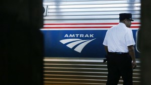 Un conductor de tren se encuentra junto a un tren Amtrak en la estación Pennsylvania de Nueva York el 16 de febrero de 2018 en la ciudad de Nueva York. (Foto: Spencer Platt/Getty Images).