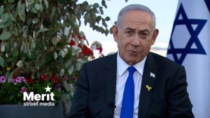El primer ministro de Israel, Benjamin Netanyahu, aparece durante una entrevista con el presentador de un programa estadounidense conocido como Dr. Phil el jueves 9 de mayo. (Foto: Dr. Phil/Merit Street).