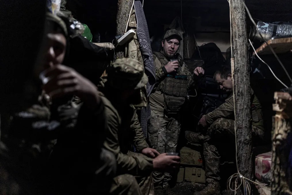 Soldados de artillería ucranianos en un refugio en dirección a Kreminna, Ucrania, 17 de mayo de 2024. 