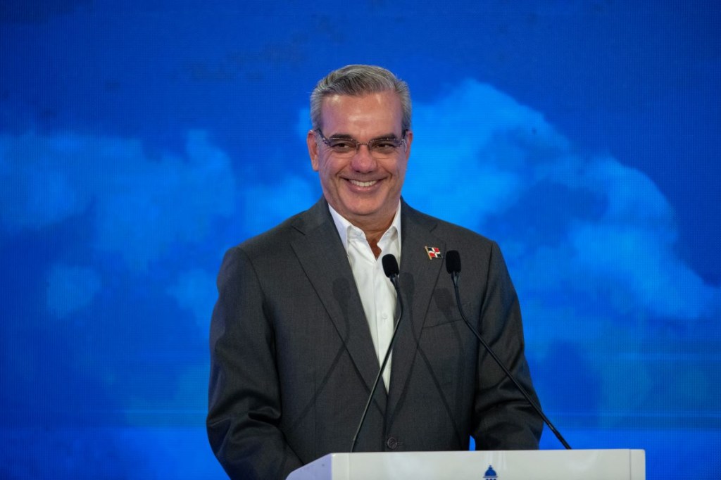 El presidente de República Dominicana, Luis Abinader, sonríe durante una conferencia de prensa tras su reelección en Santo Domingo el 20 de mayo de 2024. (Foto de STRINGER/AFP vía Getty Images)