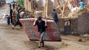 Los residentes limpian escombros y rescatan sus pertenencias después de las inundaciones repentinas en Firozkoh, provincia de Ghor. AFP/Getty Images