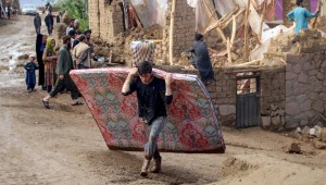 Los residentes limpian escombros y rescatan sus pertenencias después de las inundaciones repentinas en Firozkoh, provincia de Ghor. AFP/Getty Images