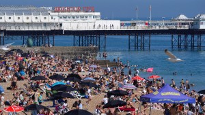 Una playa de Brighton, una popular escapada costera para los londinenses, fue cerrada en 2022 debido a la contaminación por aguas residuales. (Aaron Chown/AP)