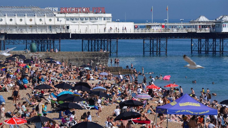 Una playa de Brighton, una popular escapada costera para los londinenses, fue cerrada en 2022 debido a la contaminación por aguas residuales. (Aaron Chown/AP)