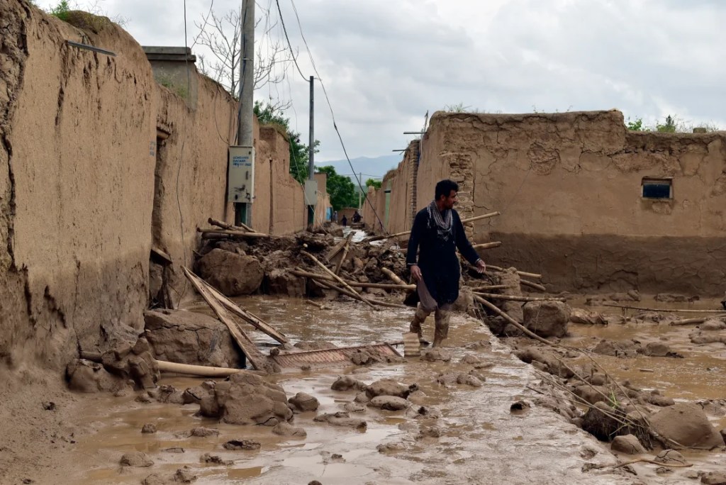 Un hombre afgano camina cerca de su casa dañada tras las fuertes inundaciones en la provincia de Baghlan el sábado. (Mehrab Ibrahimi/AP)