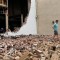 Un hombre camina entre ladrillos caídos de un edificio dañado tras una fuerte tormenta en Houston el viernes. (David J. Phillip/AP)