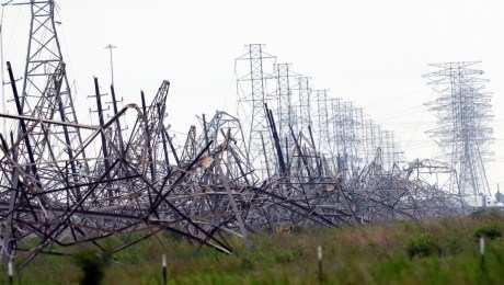 Líneas eléctricas caídas tras una fuerte tormenta en Cypress, Texas, cerca de Houston, el viernes. (David J. Phillip/AP)