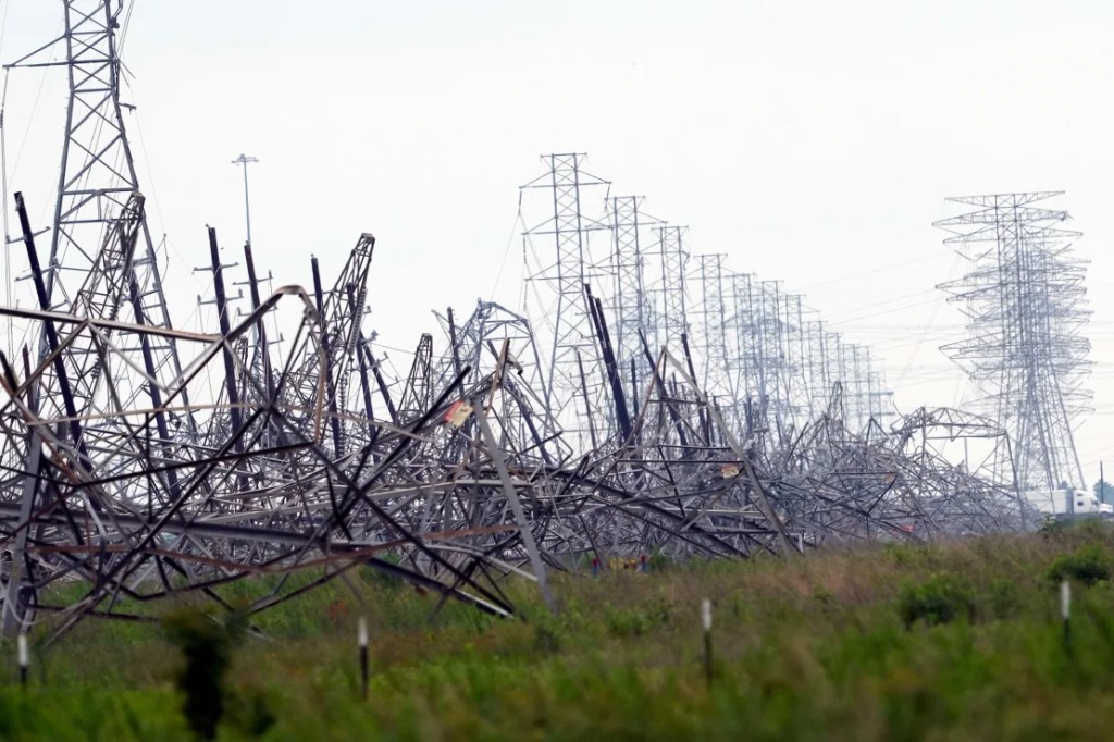 Líneas eléctricas caídas tras una fuerte tormenta en Cypress, Texas, cerca de Houston, el viernes. (David J. Phillip/AP)