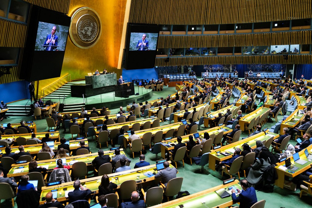 El embajador de Israel ante las Naciones Unidas, Gilad Erdan, habla durante una sesión especial en la sede de la ONU en Nueva York, el 10 de mayo. (Foto: Charly Triballeau/AFP/Getty Images).
