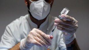 Un trabajador sanitario prepara dosis de la vacuna AstraZeneca Covid-19 en un centro de vacunación en el Auditorium della Tecnica de Roma en junio de 2021. (Foto: Antonio Masiello/Getty Images).