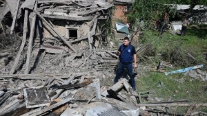 Un investigador de crímenes de guerra inspecciona una casa destruida tras la explosión de una bomba aérea guiada en Kharkiv, el 3 de mayo de 2024, en medio de la invasión rusa en Ucrania. (Foto de SERGEY BOBOK/AFP vía Getty Images)