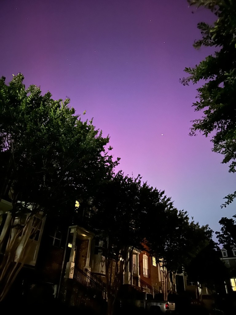 Apenas visible a simple vista, una aurora boreal se puede ver en Atlanta a las 10 p.m. hora del Este. (Eric Zerkel, CNN)