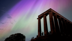 Una aurora boreal se observa en el cielo de Edimburgo, Escocia. (Crédito: Jacob Anderson/ @itwasjacob vía X)