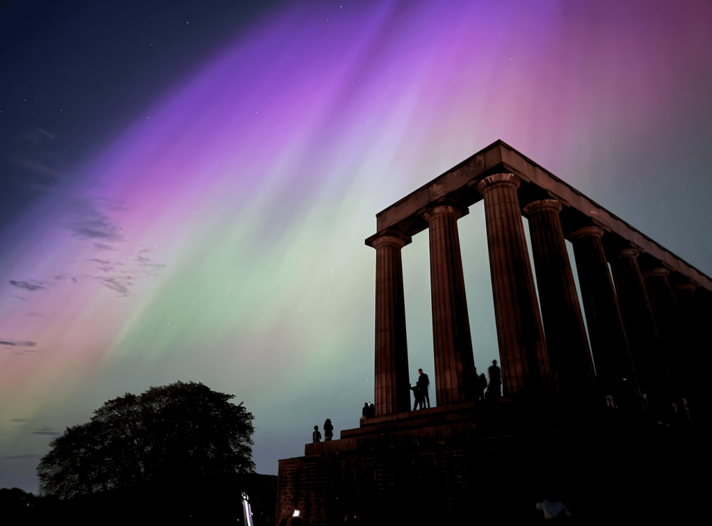 Una aurora boreal se observa en el cielo de Edimburgo, Escocia. (Crédito: Jacob Anderson/ @itwasjacob vía X) 