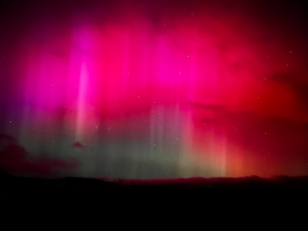 La aurora boreal vista en Central Otago en Nueva Zelandia alrededor de las 6:20 am NZT, el 11 de mayo. (Cortesía de Andrew Dickson)