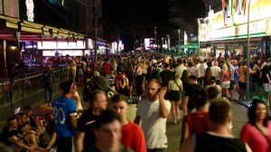 Una multitud se reúne una noche de junio de 2023 en una concurrida calle de Palma de Mallorca, España. (Credito: Clara Margais/dpa/picture alliance/Getty Images)