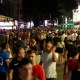Una multitud se reúne una noche de junio de 2023 en una concurrida calle de Palma de Mallorca, España. (Credito: Clara Margais/dpa/picture alliance/Getty Images)