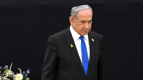 El primer ministro de Israel, Benjamin Netanyahu, abandona el escenario después de hablar en una ceremonia por el Día del Recuerdo de los caídos de las guerras de Israel y las víctimas del terrorismo en Yad LeBanim en Jerusalén el 12 de mayo. (Foto: Debbie Hill/Pool/Reuters).