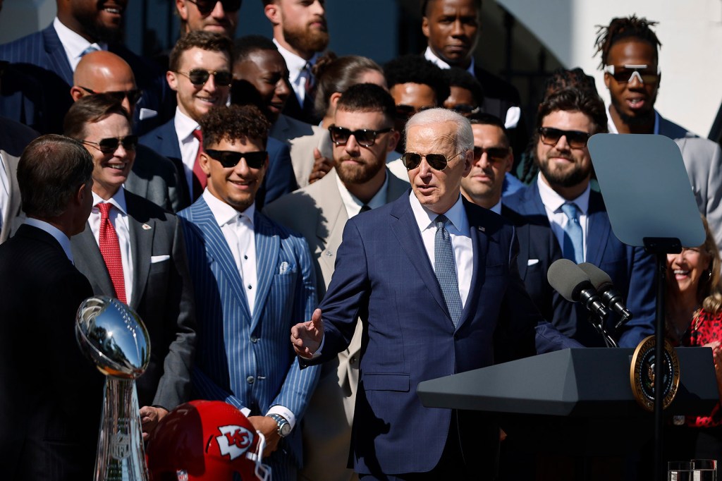 El presidente Joe Biden habla durante un evento con los campeones del Super Bowl de la NFL, los Chiefs de Kansas City en el jardín sur de la Casa Blanca el viernes 31 de mayo. (Chip Somodevilla/Getty Images)