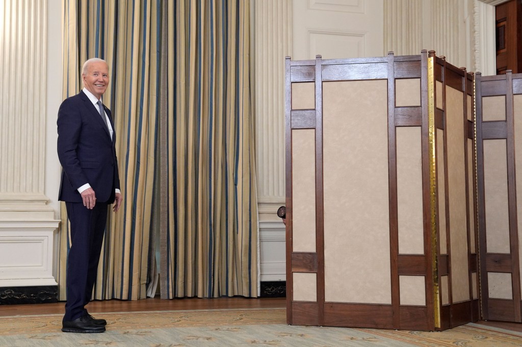 El presidente Joe Biden hace una pausa al salir después de pronunciar comentarios sobre el veredicto en el juicio de pago por silencio del expresidente Donald Trump y sobre Medio Oriente el viernes en Washington. (Evan Vucci/AP)