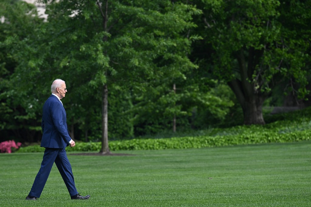 El presidente Joe Biden camina para abordar el Marine One en el jardín sur de la Casa Blanca el 9 de mayo de 2024. (Saul Loeb/AFP/Getty Images)