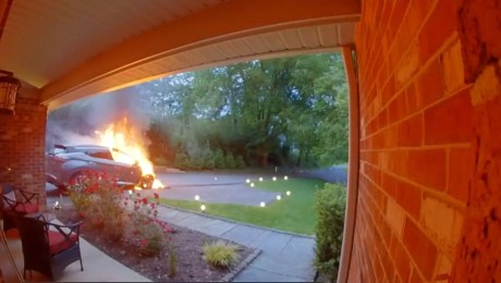 Vehículo se quema espontáneamente en la entrada de una casa