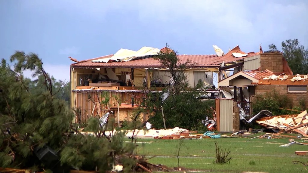 Una casa dañada por las tormentas del jueves entre Hawley y Hodges, Texas. (KTXS)