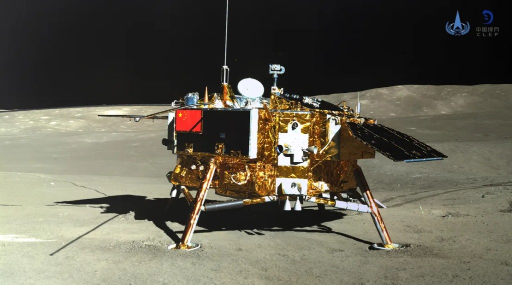 El vehículo lunar Yutu-2 tomó una imagen de la sonda lunar Chang'e-4 en la cara oculta de la Luna el 11 de enero de 2019. (Administración Nacional del Espacio de China/AFP/Getty Images)