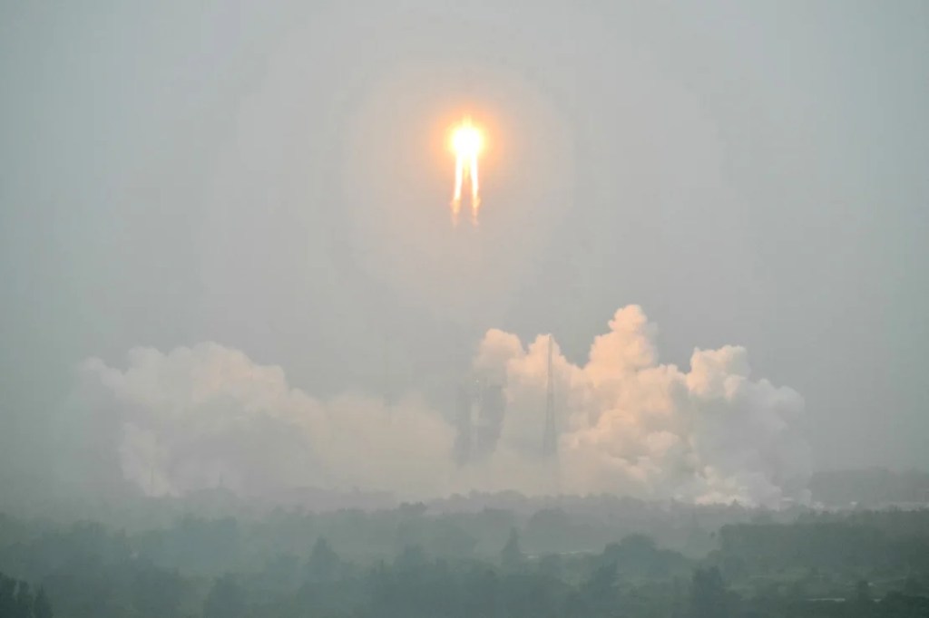 La sonda lunar de la misión Chang'e-6 fue lanzada el 3 de mayo desde el Centro de Lanzamiento Espacial Wenchang en la provincia de Hainan, en el sur de China.  (Héctor Retamal/AFP/Getty Images)