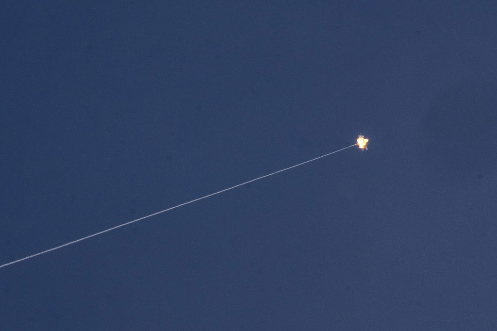 Un cohete disparado desde Gaza es interceptado por el sistema de defensa Cúpula de Hierro de Israel cerca de Kerem Shalom, Israel, el 7 de mayo. (Mostafa Alkharouf/Agencia Anadolu/Getty Images)