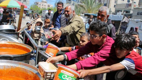 Palestinos se reúnen para recibir comida en una cocina benéfica en la parte oriental de Rafah, Gaza, el 8 de mayo. (Foto: Hatem Khaled/Reuters).
