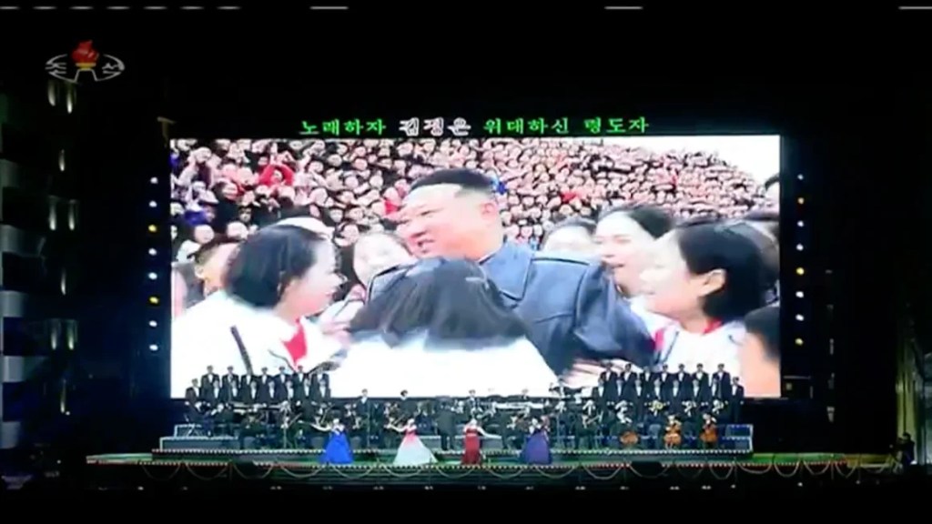 Corea del Norte presentó una canción en honor al líder Kim Jong Un durante la ceremonia de inauguración de un proyecto de vivienda el 16 de abril de 2024. (Foto: KCTV).