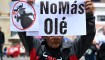 Un hombre sostiene un cartel que dice "No más olé" durante una protesta contra las corridas de toros frente al edificio del Congreso colombiano en Bogotá el 7 de mayo de 2024. (Foto de RAÚL ARBOLEDA/AFP vía Getty Images)