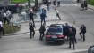Agentes de seguridad trasladan al primer ministro eslovaco, Robert Fico, en un coche tras el tiroteo en Handlova el 15 de mayo de 2024. (Crédito: Radovan Stoklasa/Reuters)