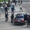 Agentes de seguridad trasladan al primer ministro eslovaco, Robert Fico, en un coche tras el tiroteo en Handlova el 15 de mayo de 2024. (Crédito: Radovan Stoklasa/Reuters)