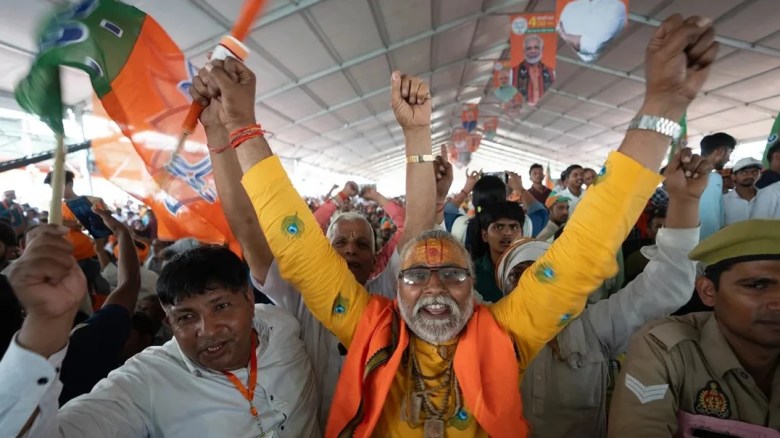 Simpatizantes ondean la bandera del BJP del primer ministro Narendra Modi en Aligarh, India, el 22 de abril de 20224. (Foto: John Mees/CNN)