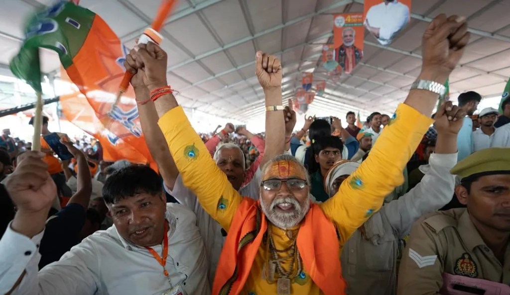 Simpatizantes ondean la bandera del BJP del primer ministro Narendra Modi en Aligarh, India, el 22 de abril de 20224. (Foto: John Mees/CNN)