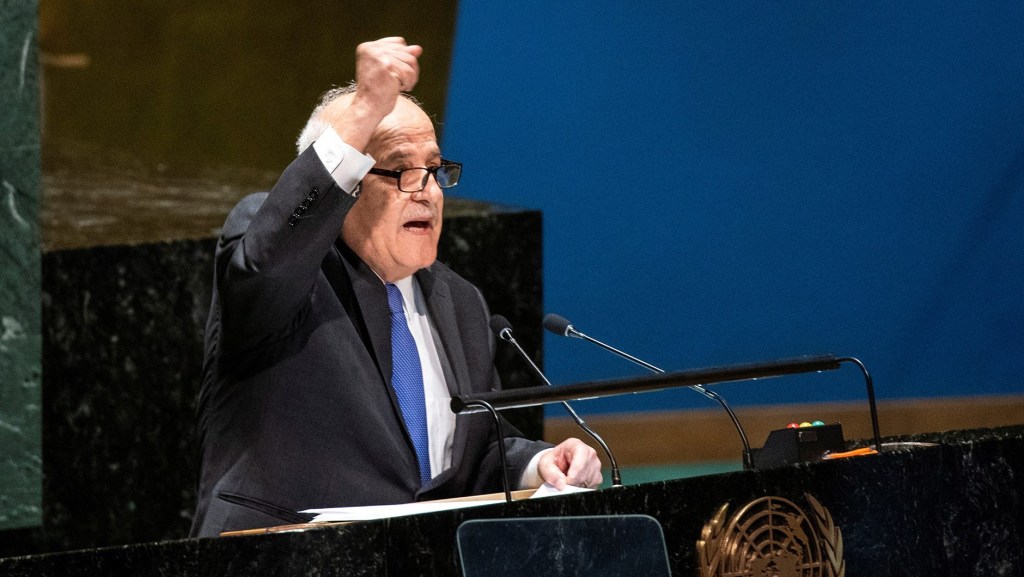El embajador palestino ante las Naciones Unidas, Riyad Mansour, hace un gesto a los delegados después de dirigirse a ellos durante la Asamblea General de la ONU en Nueva York, el 10 de mayo. /Foto: Eduardo Muñoz/Reuters).