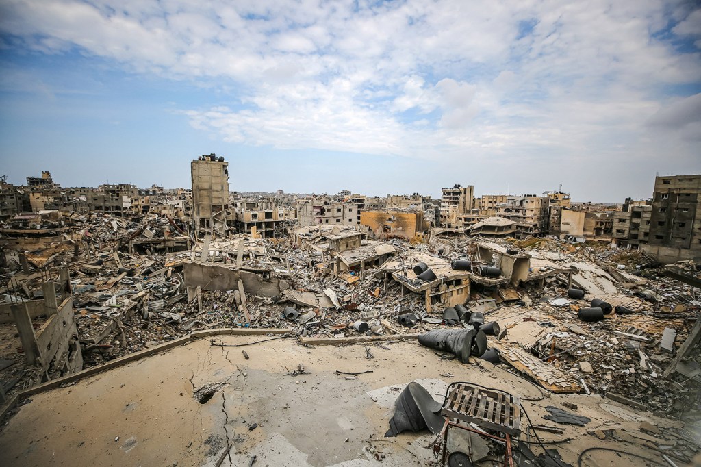 Una vista de la destrucción en Khan Yunis después de los ataques israelíes del 8 de abril. (Yasser Qudihe/Middle East Images/AFP/Getty Images)