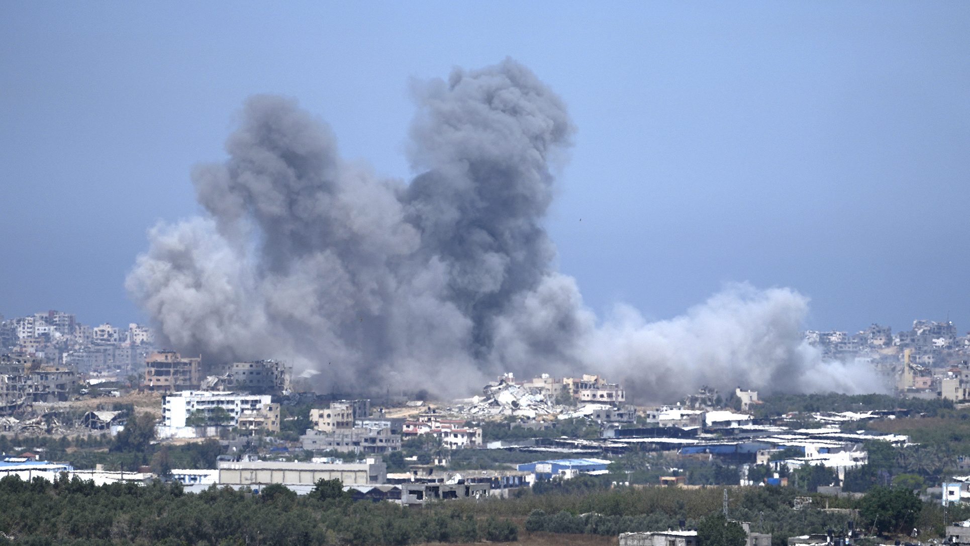 El humo se eleva tras un ataque aéreo israelí en Gaza, visto desde el sur de Israel, el 17 de mayo. Tsafrir Abayov/AP