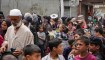 Palestinos hacen fila para la distribución de alimentos en Deir al Balah, Gaza, el viernes 10 de mayo. (Abdel Kareem Hana/AP)