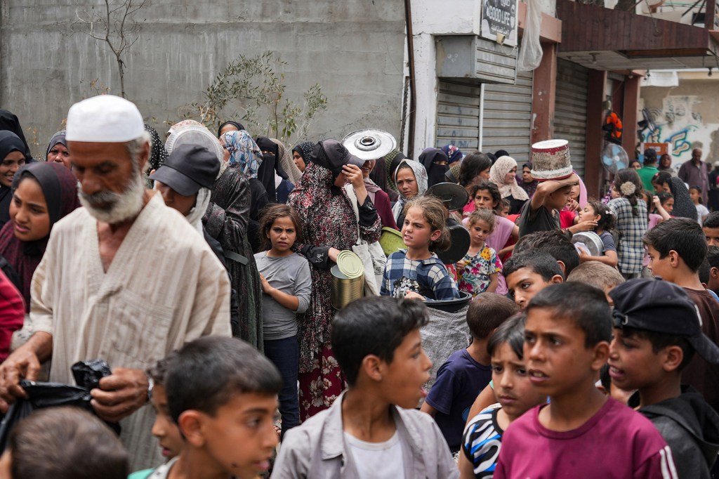 Palestinos hacen fila para la distribución de alimentos en Deir al Balah, Gaza, el viernes 10 de mayo. (Abdel Kareem Hana/AP)