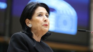 La presidenta de Georgia, Salome Zourabichvili, pronuncia un discurso en el Parlamento Europeo en Bruselas, Bélgica, el 31 de mayo de 2023. (Foto: Dursun Aydemir/Agencia Anadolu/Getty Images).