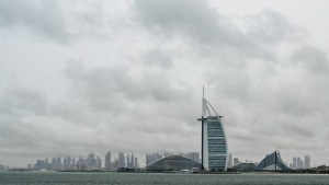 Espesas nubes llenan el cielo sobre la torre Burj Al-Arab en Dubai el 2 de mayo de 2024, cuando las fuertes lluvias volvieron a los Emiratos Árabes Unidos sólo dos semanas después de aguaceros récord. (Giuseppe Cacace/AFP/Getty Images)